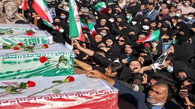 إيرانيون يشيعون جثامين ضحايا حادث إطلاق رصاص في محافظة خوزستان